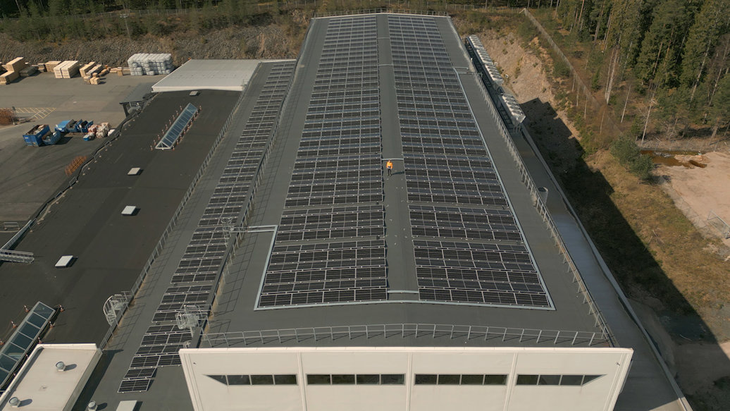 Hydro's extrusion plant in Vetlanda in Sweden with rooftop installation of solar panels.